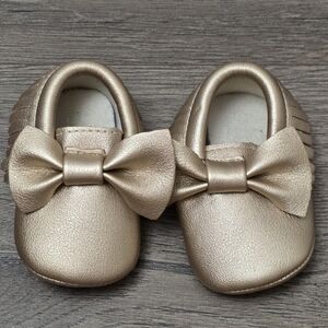 Romirus Infant Shoes Metallic Gold  Infant Size 1 Comfy Easy Stretch On Bows